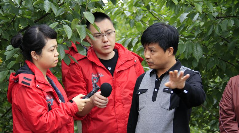 “认真学习英雄模范的优秀事迹”